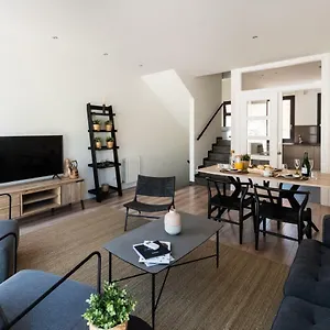 Petit Luxe Tobella Dreta Terrassa